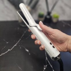 Futaria Air Styler in hairdressers hands