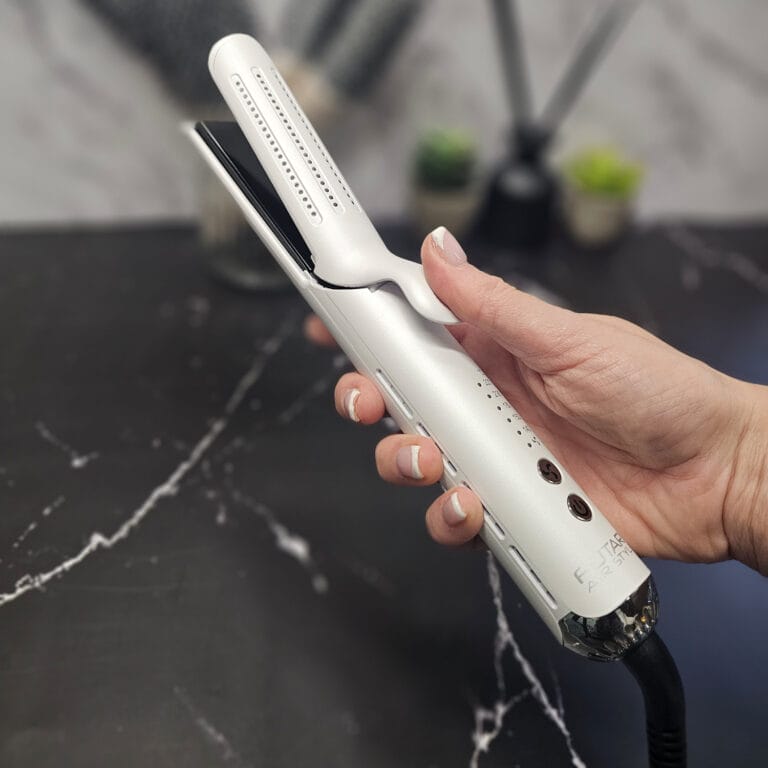 Futaria Air Styler in hairdressers hands